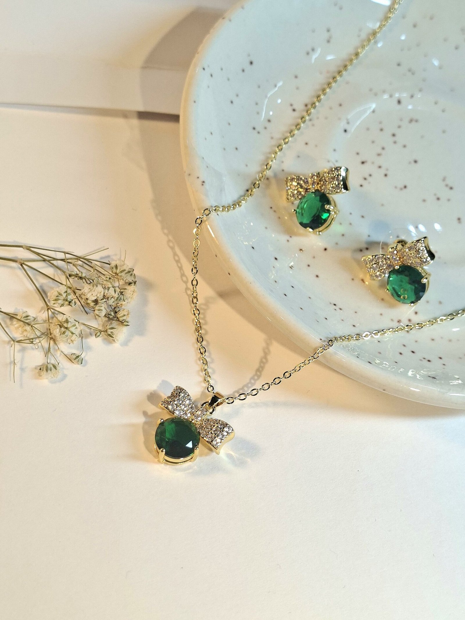 The Emerald Velvet Bow Set
