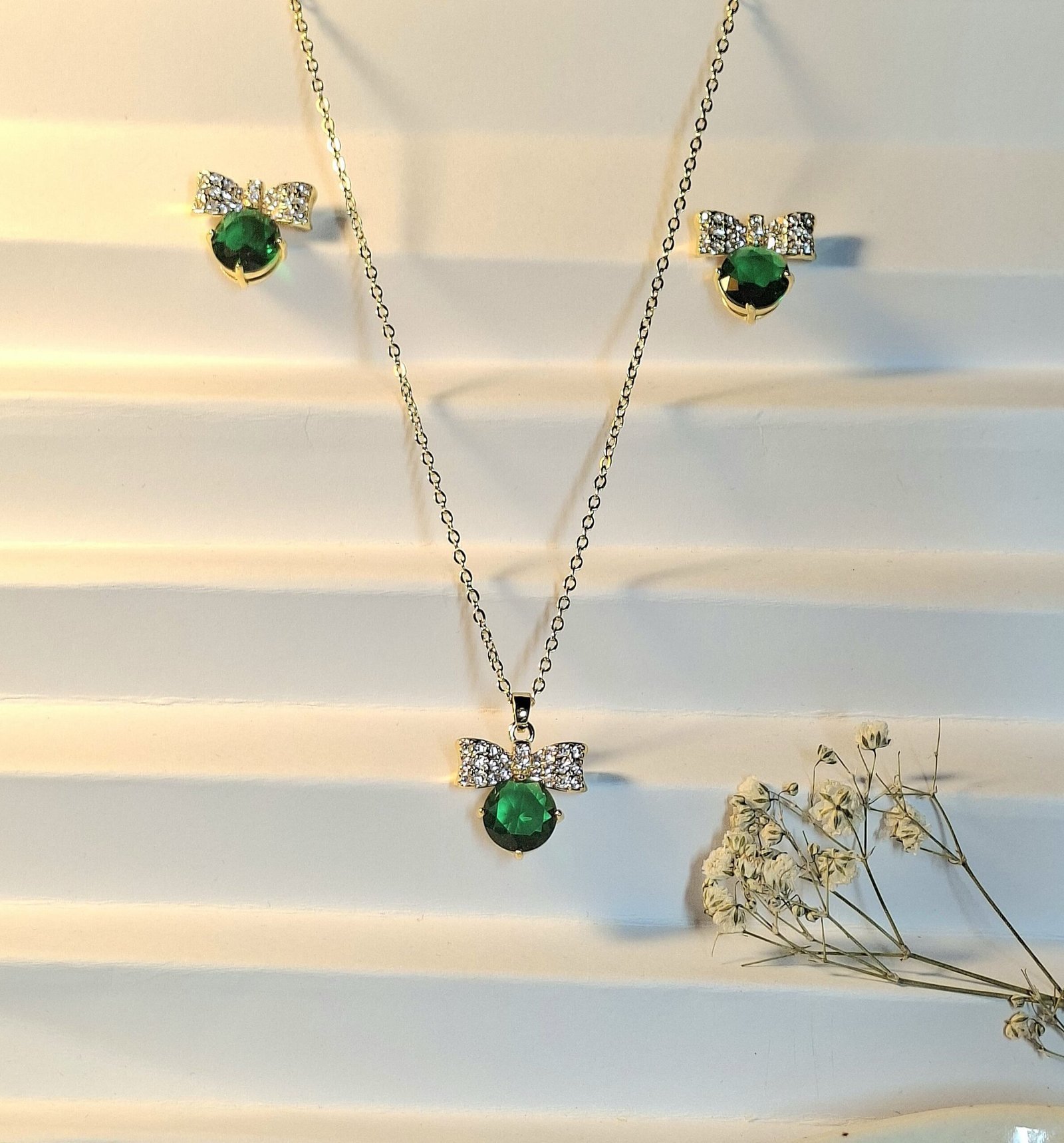 The Emerald Velvet Bow Set